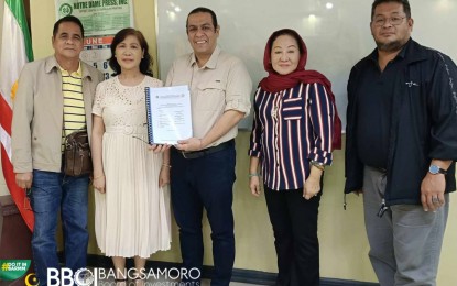 <p><strong>INVESTMENT INFLUX.</strong> Bangsamoro Board of Investment chairperson Mohamad Omar Pasigan (center) holds the certificate of registration that the board had granted to tourism industry investors on Monday (July 1, 2024). The PHP467.8 million investment is for Dahuwan Tampeh Resort in Tawi-Tawi province.<em> (Photo courtesy of BBOI)</em></p>