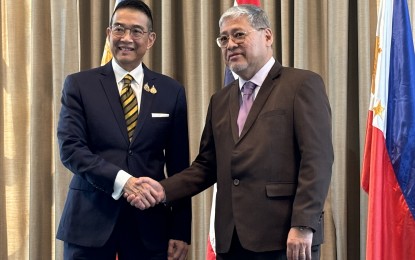 <p><strong>PEACEFUL SOLUTIONS.</strong> Foreign Minister Maris Sangiampongsa (left) shakes hands with Foreign Affairs Secretary Enrique Manalo during a joint presser in Makati City on Thursday (July 4, 2024). Sangiampongsa called for “dialogue and diplomacy” in the South China Sea disputes amid rising tensions over the recent increase in Chinese activities in waters falling within the Philippines’ exclusive economic zone.<em> (PNA photo by Joyce Rocamora)</em></p>