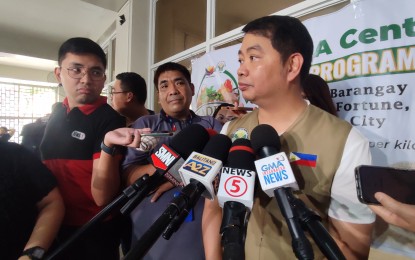 <p><strong>TRIAL ASF VACCINATIONS.</strong> Agriculture Assistant Secretary Arnel de Mesa says vaccines against African swine fever (ASF) may be rolled out within the year in an ambush interview at the sidelines of large-scale trial of P29 Project at Brgy. Fortune, Marikina City on Friday (July 5, 2024). He said the DA-Bureau of Animal Industry and the Food and Drug Administration will conduct controlled trial vaccinations in select sites to speed up the approval process. <em>(PNA photo by Stephanie Sevillano)</em></p>