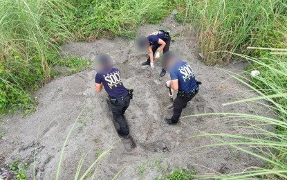 <p><strong>MYSTERY.</strong> Scene of the crime agents dig a remote area in Barangay Sta. Lucia, Capas, Tarlac where a missing couple is reportedly buried on Saturday (July 6, 2024). Pampanga beauty pageant candidate Geneva Lopez and her Israeli boyfriend, Yitzhak Cohen, have not been seen since June 21. <em>(PNP photo)</em></p>