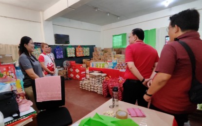 <p><strong>STABLE.</strong> Acting Mayor Raymond Alvin Garcia interacts with delegates as he checked on their billeting quarters at the Lahug Elementary School, Cebu City. Garcia on Monday (July 8, 2024) assured no traders would sell overpriced food and non-food products to delegates. <em>(Photo courtesy of Cebu City PIO)</em></p>