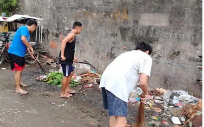 <p style="color: #0e101a; background: transparent; margin-top: 0pt; margin-bottom: 0pt;"><strong>CLEANUP DRIVE.</strong> Residents of Iloilo City join the cleanup campaign as a dengue prevention measure on June 29, 2024. The city government urged local officials and residents to sustain the cleanup drive amid declining dengue cases. <em>(Photo courtesy of Iloilo City BHW)</em></p>