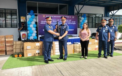 <p><strong>CAPABILITY BOOST.</strong> Police Regional Office in Western Visayas (PRO6) Regional Director Brig. Gen. Jack Wanky (left) turns over the firearms and other logistical support to Iloilo City Police Office director Col. Joeresty Coronica in a ceremony at the regional headquarters on Tuesday (July 9, 2024). Wanky said the capability boost was meant to inspire the region’s police officers to do their job well in ensuring the safety and security of communities. <em>(PNA photo by Perla G. Lena)</em></p>