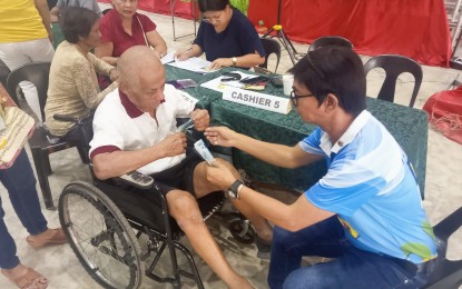 <p><strong>AID FOR SENIORS.</strong> An elderly receives a social pension in Burauen, Leyte in this June 21, 2024 photo. The Department of Social Welfare and Development (DSWD) has poured PHP1.33 billion as a social pension to indigent senior citizens in Eastern Visayas in the first half of 2024. <em>(Photo courtesy of Burauen local government)</em></p>