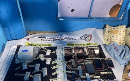 <p><strong>QUIAPO BUY-BUST. </strong>PNP Drug Enforcement Group (PDEG) officers account for drug evidence during a buy-bust operation in Quiapo, Manila on Wednesday (July 10, 2024). Two suspects Lope Alvarez Hernandez and Nacer Gunda were arrested in the operation. <em>(Photo courtesy of PDEG)</em></p>