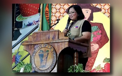 <p><strong>SUPPORT TO FARMERS</strong>. Agriculture Assistant Secretary for Consumer Affairs Genevieve Velicaria-Guevarra, during the 6th Highland Agriculture Industry Week program in La Trinidad, Benguet on Wednesday (July 10, 2024), said the Kadiwa events helped sell about 163,000 kilos of highland vegetables so far. She said they aim to have more Kadiwa stores in all provinces of the country in the coming months.<em> (PNA photo by Liza T. Agoot)</em></p>