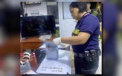 <p><strong>ILLEGAL DRUGS</strong>. A chemist from the Ilocos Norte Police Provincial Office examines the plastic pack fished out from the waters of Bubon in Burgos, Ilocos Norte on Tuesday (July 9, 2024). The result yielded a positive for shabu. <em>(Photo courtesy of the Ilocos Norte Police Provincial Office)</em></p>