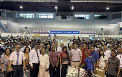 <p><strong>AGRI AID</strong>. Senator Imee Marcos (center) leads the ceremonial distribution of fertilizers and soil ameliorants in Laoag City on Wednesday (July 10, 2024). A total of 700 farmers each received one sack of 14-14-14 fertilizer and one bottle of liquid soil ameliorant provided by the Church of Jesus Christ of the Latter-Day Saints in Ilocos Norte. <em>(PNA photo by Leilanie Adriano)</em></p>