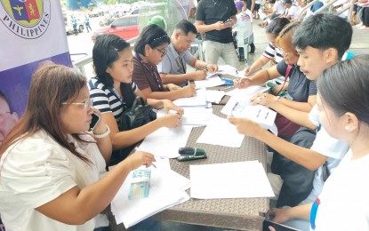 <p><strong>ASSISTANCE.</strong> Beneficiaries of the government assistance receive cash aid during the payout in Iloilo City on Wednesday (July 10, 2024). The Department of Social Welfare and Development released PHP7.5 million to 1,800 beneficiaries. <em>(PNA photo by PGLena)</em></p>