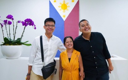 <p><strong>FINE GESTURE</strong>. Kris Aquino’s sons, Josh and Bimby, visit First Lady Liza Araneta-Marcos in her office in Manila on Tuesday (July 9, 2024). President Ferdinand R. Marcos Jr. described the meeting as a fine gesture" on the part of the Aquino family even as their clans have been on the opposing ends of the country's political aisle. <em>(Photo from Liza Marcos Facebook)</em></p>