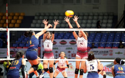 <p><strong>SPIKE.</strong> National University’s Nataszha Bombita (No. 1) delivers a spike over the defenses of Enderun College’s Chreizel Aguilar (4) and Zennetii Perolino (8) during the Shakey's Super League National Invitationals at the Ninoy Aquino Stadium on Wednesday (July 10, 2024). National University won in straight sets, 25-19, 25-15, 25-16. <em>(PNA photo by Jess M. Escaros Jr.)</em></p>