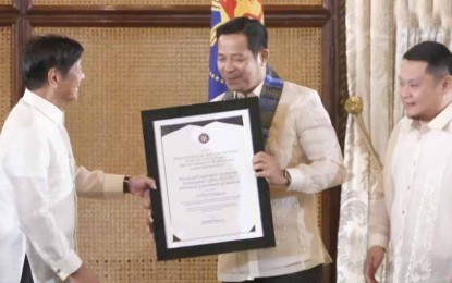 <div><strong>RECOGNITION</strong>. President Ferdinand R. Marcos Jr. (left) gives the Presidential Recognition for Outstanding Development Partner for Northern Luzon in the Improving Business Climate Category to Bulacan Governor Daniel R. Fernando (center) during ceremonies in Malacañang on Wednesday (July 10, 2024). Looking on is Bulacan Provincial Cooperative and Enterprise Development Office (PCEDO) head, lawyer Jayric L. Amil. <em>(Screen grab from RVTM video) </em></div>