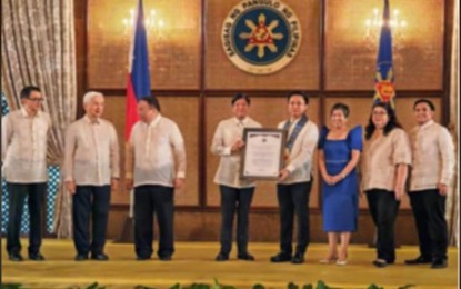 <p><strong>OUTSTANDING PARTNER</strong>. Laguna Governor Ramil Hernandez receives the Presidential Recognition plaque from President Ferdinand R. Marcos Jr. as Outstanding Development Partner for Southern Luzon on Improving Access to Markets Category during the 2024 Presidential Awards Ceremony for Micro, Small, and Medium Enterprises. The awarding ceremonies were held at Malacañang Palace on July 10, 2024. <em>(Photo courtesy of DTI</em>)</p>