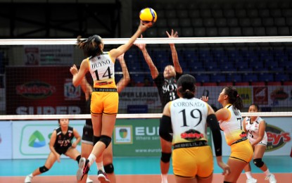 <p><strong>ATTACK.</strong> University of Santo Tomas player Kaizah Huyno (No. 14) tries to score against Team Socksargen's Janelle Chilo Maignos (No. 3) during the Shakey's Super League National Invitationals at the Ninoy Aquino Stadium in Manila on Thursday (July 11, 2024). UST won, 25-17, 25-18, 28-38, 25-14. <em>(PNA photo by Jess M. Escaros Jr.)</em></p>