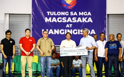 <p><strong>GOV'T INTERVENTION</strong>. President Ferdinand R. Marcos Jr. (4th from left) turns over a replica of a check worth PHP12.36 million to Cavite Governor Jonvic Remulla during the delivery of assistance to farmers, fishers, and families affected by El Niño, during a ceremony held in Dasmariñas City, Cavite on Thursday (July 11, 2024). Batangas province received PHP24 million, while Rizal got PHP14.5 million; Laguna, PHP17.4 million; and Quezon, PHP28.8 million. With the President are (from left) Interior Secretary Benjamin Abalos Jr., Social Welfare Secretary Rex Gatchalian, and Agriculture Secretary Francisco Tiu Laurel Jr. <em>(PNA photo by Joan Bondoc)</em></p>