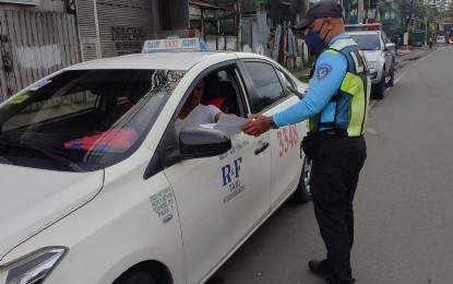 <p><strong>OVERCHARGING. </strong>A Land Transportation Office (LTO) enforcer apprehends a taxi driver who allegedly overcharged the fare of his passengers during the Palarong Pambansa week, on Thursday (July 11, 2024). LTO-7 Regional Director Glen Galario said erring drivers will be slapped with a fine and possible revocation of the franchise and driver's license. <em>(Photo courtesy of LTO-7)</em></p>