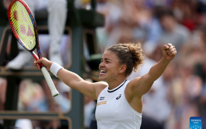 <p><strong>ROAD TO THE FINALS</strong>. Jasmine Paolini celebrates victory after beating Donna Vekic of Croatia at the Wimbledon Championship in London on Thursday (July 11, 2024). Paolini will see Czech Republic's Barbora Krejcikova at the finals.<strong> (Xinhua)</strong></p>