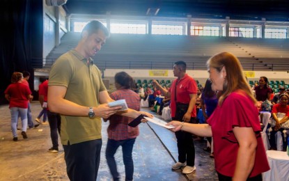 <div dir="auto"><strong>STIMULUS PACKAGE</strong>. Ilocos Norte Governor Matthew Joseph Manotoc distributes cash aid to small business owners in this undated photo. The Ilocos Norte government allotted PHP4.5 million for the program this year. <em>(Photo courtesy of PGIN-MSME)</em></div>