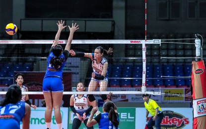 <p><strong>WINNER.</strong> National University's Evangeline Alinsug scores against Xavier University-Northern Mindanao's Charity Marie Rockwell in the pool stage of the Shakey’s Super League (SSL) National Invitationals at the Ninoy Aquino Stadium in Manila on Friday (July 12, 2024). NU won, 25-15, 25-13, 25-13, to reach the knockout quarterfinal round. <em>(SSL photo) </em></p>