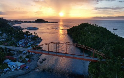 <p><strong>CONNECTING ISLANDS.</strong> The existing bridge in Liloan, Southern Leyte connects Leyte mainland to Panao Island in this undated photo. A PHP5.05 billion bridge adjacent to the old one will be constructed by the government to accommodate increasing traffic and boost development. <em>(Photo courtesy of Becoming Filipino)</em></p>