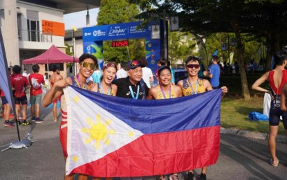 <p><strong>CHAMPION.</strong> The Philippine mixed relay team members (from left) Matthew Justine Hermosa, Kira Ellis, Triathlon Philippines chair Tom Carrasco, Samantha Corpuz and Dayshaun Ramos. They won the gold medal in the Asia Triathlon Junior Cup Kampar in Perak, Malaysia on Sunday (July 14, 2024). <em>(Photo courtesy of Triathlon Philippines)</em></p>