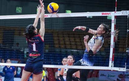 <p><strong>SPIKER</strong>. National University's Mhicaela Belen (right) tries to score against Letran's Marie Judiel Nitura (No. 1) in the semifinal round of the Shakey’s Super League National Invitationals at Ninoy Aquino Stadium in Manila on Sunday (July 14, 2024). The Lady Bulldogs won, 25-19, 25-18, 25-21, to advance to Monday’s final. <em>(SSL photo)</em></p>