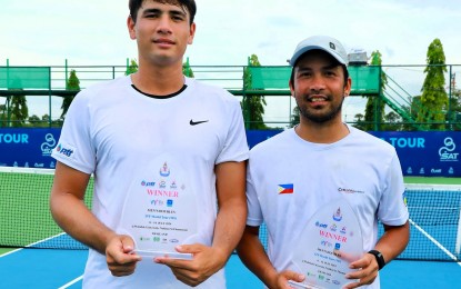 <p><strong>DYNAMIC DUO.</strong> Filipino Francis Casey Alcantara (right) and Thailand's Maximus Jones rule the men's doubles of the ITF World Tennis Tour leg in Nakhon Si Thammarat, Thailand on Saturday (July 13, 2024). They beat India's Rishi Reddy and Dhakshineswar Suresh, 7-6 (7), 6-4, in the final. <em>(Contributed photo)</em></p>