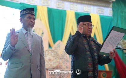 <p><strong>OATH</strong>. BARMM Chief Minister Ahod Ebrahim, alongside Bangsamoro Sheik Muslim Guiamaden, administers the oath of office and moral governance of the new appointed officials of BARMM’s Special Geographic Area on Saturday, July 13, at the Shariff Kabunsuan Cultural Complex in Cotabato City. The new local governments were created during the 2019 plebiscite.<em> (Photo courtesy of Ben Cabuntalan/BIO)</em></p>