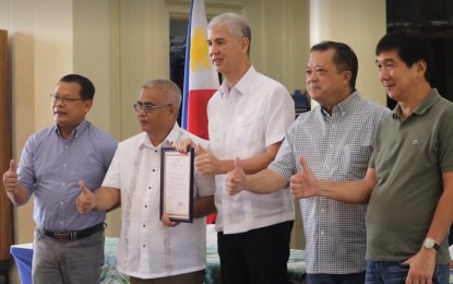 <p><strong>SPECIAL PATENT</strong>. Negros Occidental Governor Eugenio Jose Lacson (center) receives the special patent title for the almost 24-hectare property covering the Mambukal Resort and Wildlife Sanctuary in Murcia town from Provincial Environment and Natural Resources Office-Negros Occidental officer-in-charge Joan Nathaniel Gerangaya (2nd from left). The turnover ceremony, held at the Capitol Social Hall in Bacolod City on Monday (July 15, 2024), was witnessed by (from left) DENR-Western Visayas Assistant Regional Director for Technical Services Edgardo Rostata, Murcia Mayor Victor Gerardo Rojas and Third District Board Member Manuel Frederick Ko. <em>(Photo courtesy of PIO Negros Occidental)</em></p>