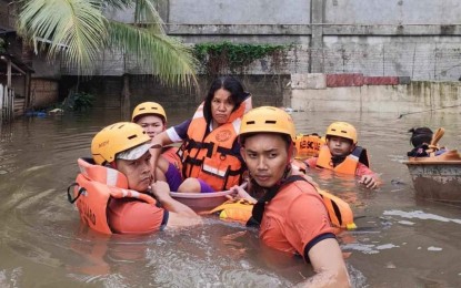 <p><strong>FIRST RESPONDERS.</strong> Philippine Coast Guard (PCG) members rescue a woman amid floods in Zamboanga City on Sunday (July 14, 2024). The PCG on Monday (July 15) said it has assisted in the rescue of over 750 individuals in several residential areas in the city which has been hit by floods due to heavy rains caused by the southwest monsoon.<em> (Photo courtesy of PCG)</em></p>