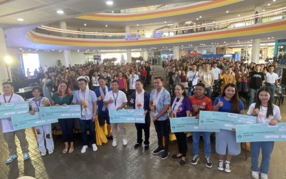 <p><strong>FINANCIAL ASSISTANCE</strong>. Officials of the Commission on Higher Education (CHED) and Ako Bicol (AKB) Party-List led by House Committee on Appropriations chair, Representative Elizaldy Co (in black and white) in a photo opportunity with 239 students from Albay province during the distribution of financial assistance at Embarcadero de Legazpi on Tuesday (July 16, 2024). Each student received PHP25,000 for a total of PHP5.9 million. <em>(PNA photo by Connie Calipay)</em></p>