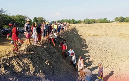 <p><strong>LAWA AND BINHI</strong>. Some of the beneficiaries of the Department of Social Welfare and Development’s Project LAWA (Local Adaptation to Water Access) and BINHI (Breaking Insufficiency through Nutritious Harvest for the Impoverished) in the Ilocos Region in this undated photo. DSWD has allotted about PHP86 million for this project that benefits around 9,978 households in the region. <em>(Photo courtesy of DSWD Ilocos)</em></p>