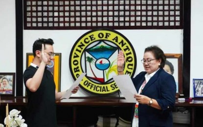 <p><strong>ASSET.</strong> Lawyer Paul Joseph Untaran (center) takes his oath of office as municipal councilor of San Jose de Buenavista before Governor Rhodora J. Cadiao on Tuesday (July 16, 2024). Mayor Justin Encarnacion said in an interview Wednesday (July 17) that Untaran will be a big asset to his administration<em>. (Photo courtesy of Province of Antique)</em></p>