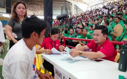 <p><strong>EL NIÑO ASSISTANCE.</strong> A social welfare personnel facilitates the release of a PHP10,000 cash assistance to a farmer in this undated photo. Department of Social Welfare and Development (DSWD) 7 (Central Visayas) Director Shalaine Marie Lucero said on Thursday (July 18, 2024) that they released PHP130.1 million in financial aid to farmers, fishers, and families whose livelihoods were affected by the El Niño phenomenon. <em>(Photo courtesy of DSWD-7)</em></p>