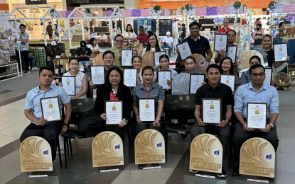 <p><strong>AWARDEES.</strong> A total of 21 business establishments in Negros Oriental receive on Wednesday (July 17, 2024) the prestigious Bagwis Awards from the Department of Trade and Industry (DTI). The Bagwis program recognizes businesses that provide a premium to consumer rights and welfare. <em>(PNA photo by Mary Judaline F. Partlow)</em></p>