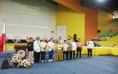 <p><strong>HUWARAN.</strong> Antique Governor Rhodora J. Cadiao (4th from left) congratulates spouses Greg and Rowena Orquiano (3rd and 5th from left) who were named the Natatanging Pamilyang Person with Disability (PWD) during the opening of the National Disability Rights Week celebration in the province on Thursday (July 18, 2024). Cadiao, in her message, said she does not want any PWD to be left behind in the development of the province. <em>(PNA photo by Annabel Consuelo J. Petinglay)</em></p>