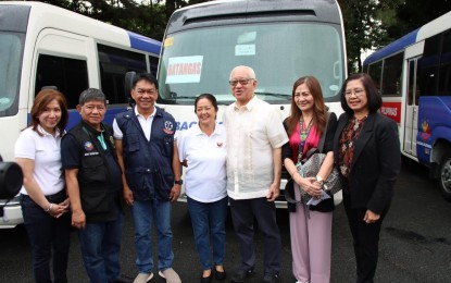 <p><strong>MOBILE CLINIC.</strong> First Lady Liza Araneta-Marcos (4th from left) and Batangas Governor Hermilando Mandanas (3rd from right) during the turnover of a mobile clinic under the "LAB for All" project in Tagaytay City on July 17, 2024. The distribution of mobile clinics aims to boost the delivery of free basic healthcare in far-flung communities. <em>(Photo courtesy of Batangas PIO)</em></p>