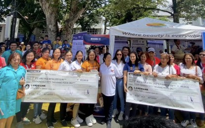 <p><strong>LIVELIHOOD FUND</strong>. Members of the two sustainable livelihood program associations (SLPAs) pose for a photo with First Lady Louise Araneta-Marcos during the Lab For All Caravan in Sorsogon City on Thursday (July 18, 2024). The two SLPAs received PHP450,000 each in seed capital for their food-related projects.<em> (Photo courtesy of DSWD-Bicol)</em></p>