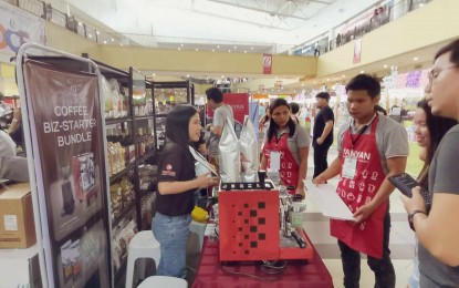 <p><strong>COFFEE EXPO.</strong> A coffee entrepreneur explains to customers the brand of coffee that they are selling in their outlets. A total of 21 exhibitors are participating in the Dumaguete Coffee Festival at a shopping mall from July 19-26, 2024 to help promote Negros Oriental’s coffee industry. <em>(PNA photo by Mary Judaline Flores Partlow)</em></p>