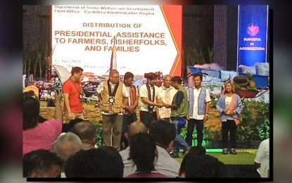 <p><strong>PRESIDENT’S AID</strong>. President Ferdinand R. Marcos Jr. leads the distribution of PHP10,000 assistance each to farmers, fisherfolk and their families in Luna, Apayao on Friday (July 19, 2024). Other assistance were provided by the Department of Social Welfare and Development, Department of Agriculture, Department of Trade and Industry, Department of Labor and Employment, Technical Education and Skills Development Authority and the National Irrigation Administration. <em>(PNA photo by Liza T. Agoot)</em></p>