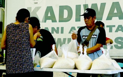 <p><strong>CHEAP RICE.</strong> The Department of Agriculture sells aging but good quality rice at PHP29 per kilo to members of vulnerable sectors at the Bureau of Animal and Industry Kadiwa store in Quezon City on Friday (July 19, 2024). The DA said it is expanding the P29 program to two more Kadiwa sites in Bacoor, Cavite and San Pedro, Laguna. <em>(PNA photo by Ben Briones)</em></p>