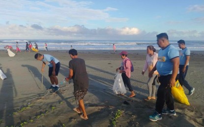 <p><strong>COASTAL CLEANUP</strong>. Officers of the Ilocos Norte Maritime Police Station join fisherfolk in a coastal cleanup in this undated photo. Coastal patrol is ongoing as police recovered another pack of shabu in Balaoi, Pagudpud, Ilocos Norte on Friday (July 19, 2024). <em>(Photo courtesy of Ilocos Norte Maritime Police Station)</em></p>