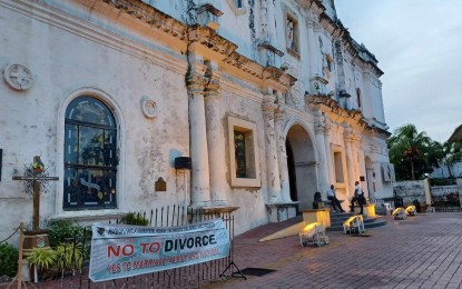 <p><strong>NO TO DIVORCE</strong>. A tarpaulin is displayed outside the Cebu Metropolitan Cathedral in Cebu City in this file photo. Cebu Archbishop Jose Palma said in a press conference on Saturday (July 20, 2024) that parish churches in the Archdiocese of Cebu have so far gathered 122,000 signatures from Cebuanos opposed to the passage of the divorce bill. <em>(PNA photo by John Rey Saavedra)</em></p>