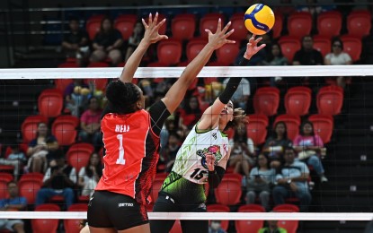 <p><strong>BEST FORM.</strong> Chery Tiggo's Katherine Briana Bell tries to stop Nxled's Jaila Marie Atienza from scoring during the Premier Volleyball League Reinforced Conference match at Philsports Arena in Pasig City on Saturday (July 20, 2024). Chery Tiggo won, 25-16, 25-20, 25-23, for a 2-0 card in Pool A.<em> (PVL photo)</em></p>