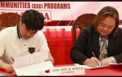 <p><strong>AGREEMENT.</strong> Lipa City Mayor Eric Africa (left) and Department of Science and Technology-Calabarzon Director Emelita Bagsit sign an agreement to implement the Innovation, Science, and Technology for Accelerating Regional Technology-Based Development and Smart and Sustainable Communities programs at the city hall on July 19, 2024. John Maico Hernandez, Batangas Provincial Science and Technology information officer, said Monday (July 22) the deal is crucial in aligning local development plans with advanced technological solutions.<em> (Photo courtesy of DOST-Batangas)</em></p>