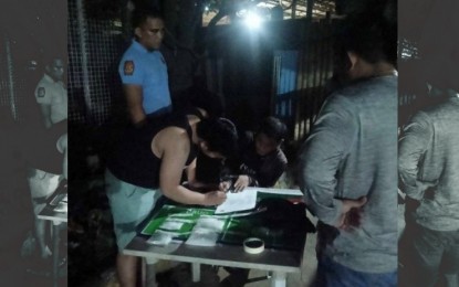 <p><strong>DRUG BUST.</strong> Authorities hold an onsite inventory of illegal drugs as evidence after a sting operation in Barangay Paknaan, Mandaue City on Sunday (July 21, 2024). The police seized a total of PHP2.7 million worth of suspected shabu from a 41-year-old suspect who is a resident of a relocation site in Alang-Alang, Mandaue City. <em>(Photo courtesy of Mandaue City Police Office PIO)</em></p>