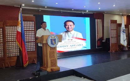 <p><strong>IMPROVING EDUCATION SECTOR.</strong> Education Secretary Juan Edgardo “Sonny” Angara leads his first flag-raising ceremony at the Department of Education (DepEd) Central Office on Monday (July 22, 2024). He vowed to improve the welfare of teachers and learners, in line with the directives of President Ferdinand R. Marcos Jr. <em>(PNA photo by Stephanie Sevillano)</em></p>