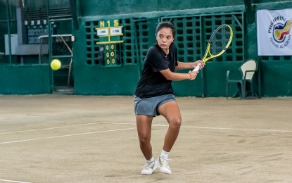 <p><strong>WINNER. </strong>Filipina wild card Tennielle Madis prepares to make a backhand return to Yu Tsen Ko of Chinese Taipei during the girls' singles final of the J30 PHINMA ITF Juniors Tennis Championships at the Manila Polo Club courts in Makati City on Sunday (July 21, 2024). Madis won, 6-2, 6-3. <em>(Photo courtesy of PHINMA) </em></p>