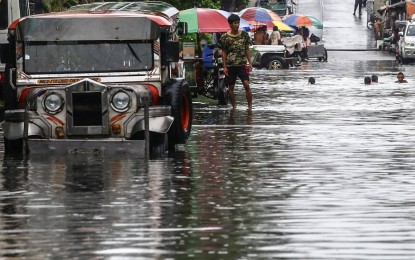 <p><strong>MONSOON-RAIN FLOODS.</strong> Intermittent heavy rains submerge Oroquieta Street in Sta. Cruz, Manila on Tuesday (July 23, 2024). Typhoon Carina has enhanced the southwest monsoon in Metro Manila. <em>(PNA photo by Joan Bondoc)</em></p>