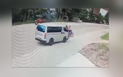 <p><strong>COLLISION.</strong> Closed-circuit television footage shows a passenger van and a tricycle shortly before colliding along the national highway in Datu Anggal Midtimbang town in Maguindanao del Sur at about 5 p.m. on Monday (July 22, 2024). The man who was driving the tricycle and his six-year-old son were killed, while his wife and their two other minor children were critically injured. <em>(Photo courtesy of Fatty Midtimbang)</em></p>